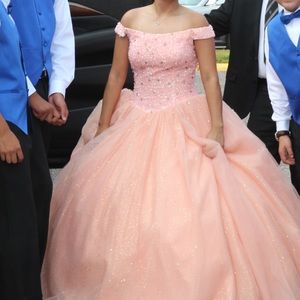 Ball gown/Quinenara dress